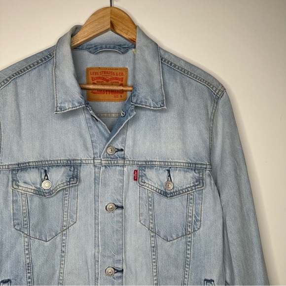 Levi’s Vintage Men’s Denim Light Wash Trucker Jacket Size Small - Picture 2 of 13